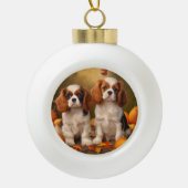 Cavalier King Charles Spaniel Puppy Herfst Pompoen Keramische Bal Ornament (Voorkant)