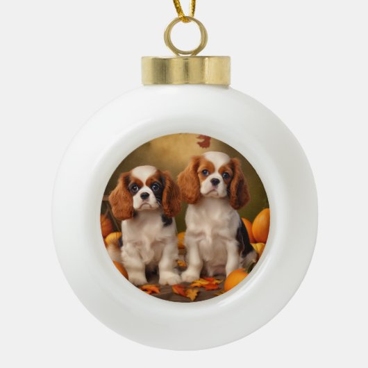 Cavalier King Charles Spaniel Puppy Herfst Pompoen Keramische Bal Ornament (Voorkant)
