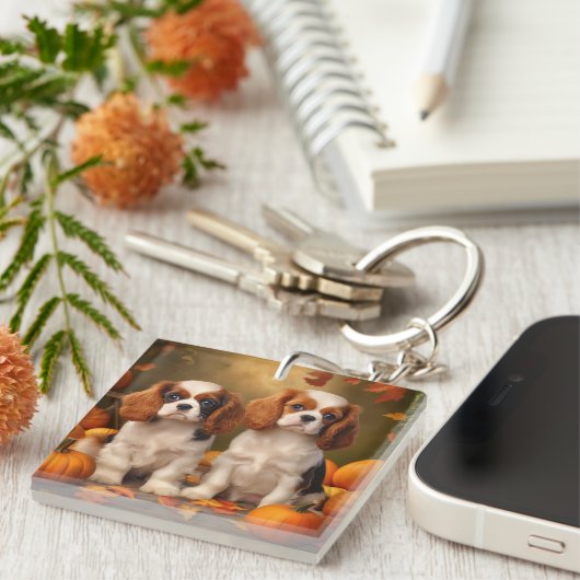 Cavalier King Charles Spaniel Puppy Herfst Pompoen Sleutelhanger (Voorkant Rechts)