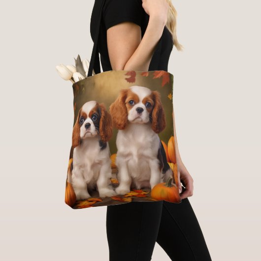Cavalier King Charles Spaniel Puppy Herfst Pompoen Tote Bag (Dichtbij)