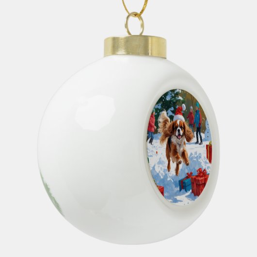Cavalier King Charles Spaniel Sneeuw met Kerstmis Keramische Bal Ornament (Links)