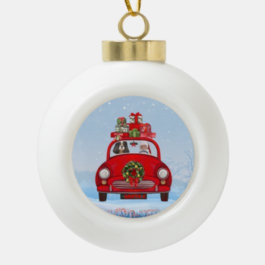 Cavalier King Dog in auto met kerstman Keramische Bal Ornament (Voorkant)