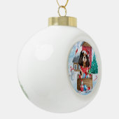 Cavalier King Dog in het sneeuwkersthondenhuis Keramische Bal Ornament (Links)