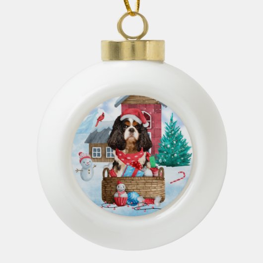 Cavalier King Dog in het sneeuwkersthondenhuis Keramische Bal Ornament (Voorkant)