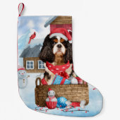 Cavalier King Dog in het sneeuwkersthondenhuis Kleine Kerstsok (Voorkant)