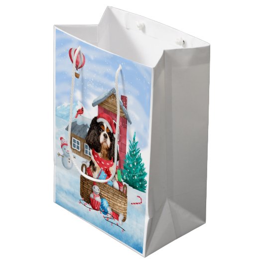 Cavalier King Dog in het sneeuwkersthondenhuis Medium Cadeauzakje (Voorkant Gekanteld)
