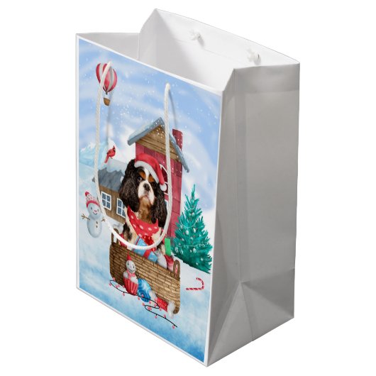 Cavalier King Dog in het sneeuwkersthondenhuis Medium Cadeauzakje (Achterkant Gekanteld)