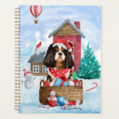 Cavalier King Dog in het sneeuwkersthondenhuis Planner (Voorkant)
