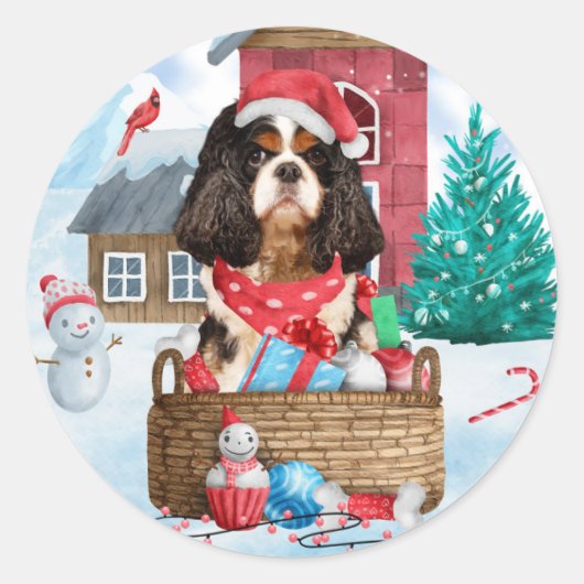 Cavalier King Dog in het sneeuwkersthondenhuis Ronde Sticker (Voorkant)