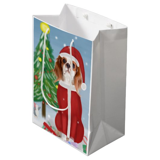 Cavalier King Dog in Snow met kerstcadeaus Medium Cadeauzakje (Voorkant Gekanteld)