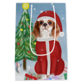 Cavalier King Dog in Snow met kerstcadeaus Medium Cadeauzakje (Achterkant)