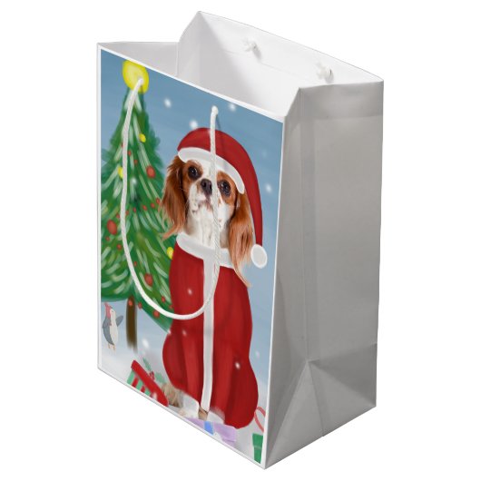 Cavalier King Dog in Snow met kerstcadeaus Medium Cadeauzakje (Achterkant Gekanteld)