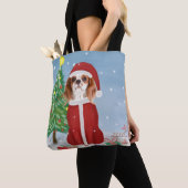 Cavalier King Dog in Snow met kerstcadeaus Tote Bag (Dichtbij)