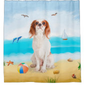 Cavalier King Dog op strand Douchegordijn (Voorkant)