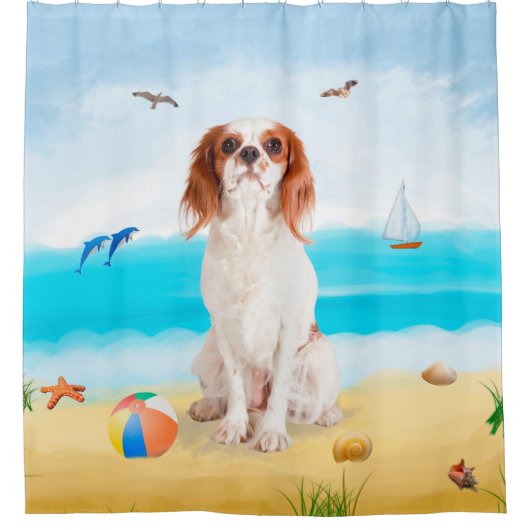 Cavalier King Dog op strand Douchegordijn (Voorkant)