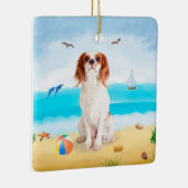 Cavalier King Dog op strand Keramisch Ornament (Rechts)