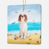 Cavalier King Dog op strand Keramisch Ornament (Links)