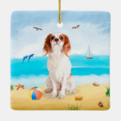 Cavalier King Dog op strand Keramisch Ornament (Achterkant)