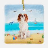 Cavalier King Dog op strand Keramisch Ornament (Voorkant)