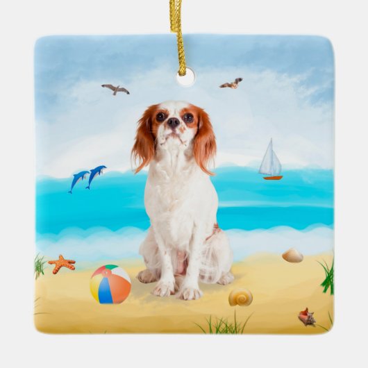 Cavalier King Dog op strand Keramisch Ornament (Voorkant)