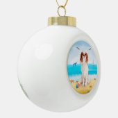 Cavalier King Dog op strand Keramische Bal Ornament (Links)