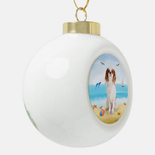 Cavalier King Dog op strand Keramische Bal Ornament (Links)