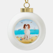 Cavalier King Dog op strand Keramische Bal Ornament (Voorkant)