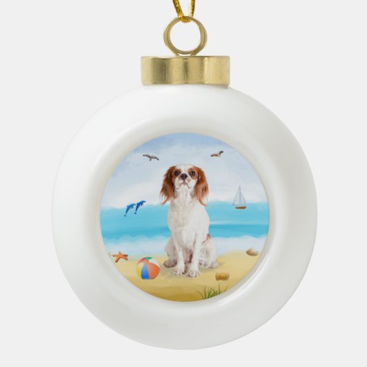 Cavalier King Dog op strand Keramische Bal Ornament (Voorkant)