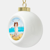 Cavalier King Dog op strand Keramische Bal Ornament (Rechts)