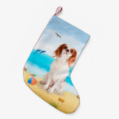 Cavalier King Dog op strand Kleine Kerstsok (Voorkant (Hangend))