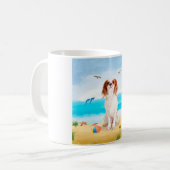 Cavalier King Dog op strand Koffiemok (Voorkant links)