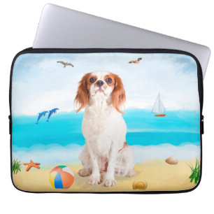 Cavalier King Dog op strand Laptop Sleeve