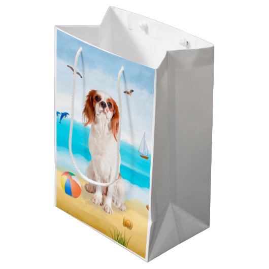 Cavalier King Dog op strand Medium Cadeauzakje (Voorkant Gekanteld)