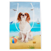 Cavalier King Dog op strand Medium Cadeauzakje (Voorkant)