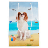 Cavalier King Dog op strand Medium Cadeauzakje (Achterkant)