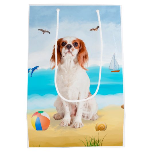 Cavalier King Dog op strand Medium Cadeauzakje (Achterkant)