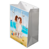 Cavalier King Dog op strand Medium Cadeauzakje (Achterkant Gekanteld)