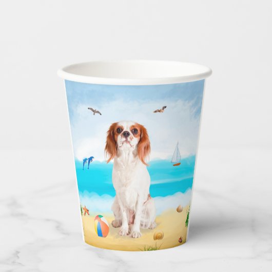 Cavalier King Dog op strand Papieren Bekers (Voorkant)