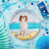 Cavalier King Dog op strand Papieren Bordje (Feest)