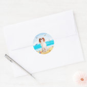 Cavalier King Hond op Strand Ronde Sticker (Envelop)