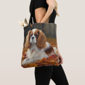 Cavalier King in de herfst laat Herfst inspireren Tote Bag (Dichtbij)
