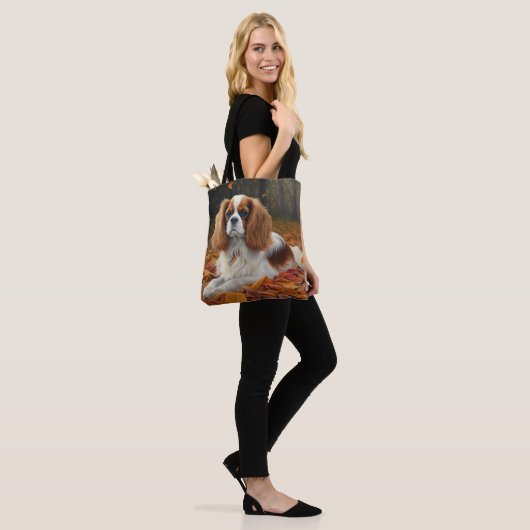 Cavalier King in de herfst laat Herfst inspireren Tote Bag (Op model)