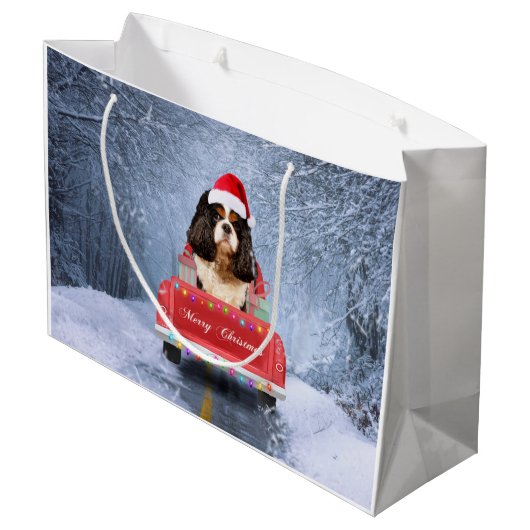 Cavalier King in Snow, zittend in kersttruck Groot Cadeauzakje (Achterkant Gekanteld)
