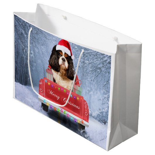 Cavalier King in Snow, zittend in kersttruck Groot Cadeauzakje (Voorkant Gekanteld)