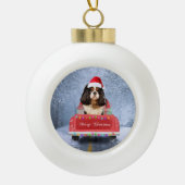 Cavalier King in Snow, zittend in kersttruck Keramische Bal Ornament (Voorkant)