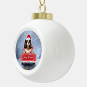 Cavalier King in Snow, zittend in kersttruck Keramische Bal Ornament (Rechts)