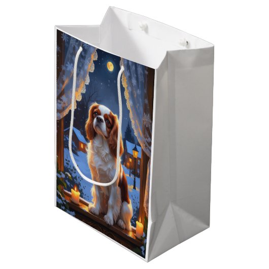 Cavalier King met kerstverlichting Medium Cadeauzakje (Voorkant Gekanteld)