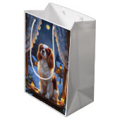 Cavalier King met kerstverlichting Medium Cadeauzakje (Achterkant Gekanteld)
