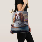 Cavalier King op een peddel: Een Schilderachtig av Tote Bag (Dichtbij)