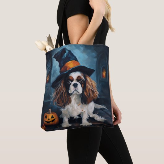 Cavalier King pompoenen Halloween eng Tote Bag (Dichtbij)